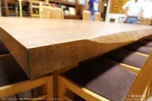 ノックオンウッド海老名本社応接室にある巨大なウォールナットの一枚板テーブル