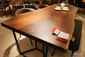 ヨーロピアンウォールナットの一枚板テーブル