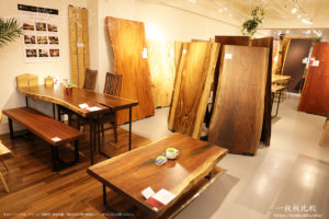 アトリエ木馬五反田ギャラリーの一枚板テーブル