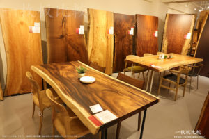 アトリエ木馬五反田ギャラリーの一枚板テーブル