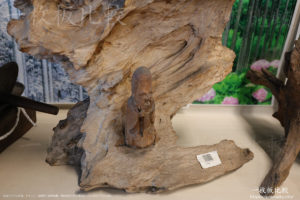木彫りの仏像と流木