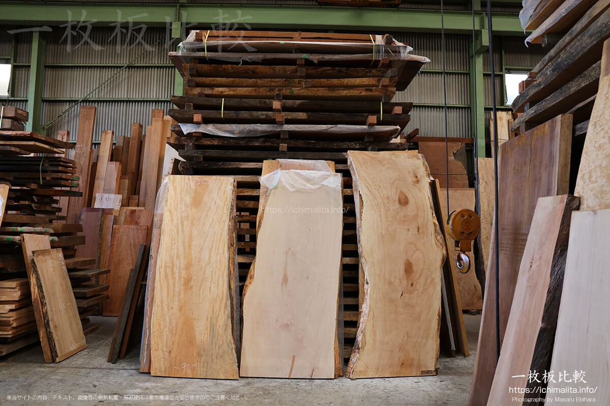 瀬尾木材有限会社1階の一枚板販売コーナー