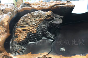 黒檀（コクタン）に彫られたカエルの彫刻