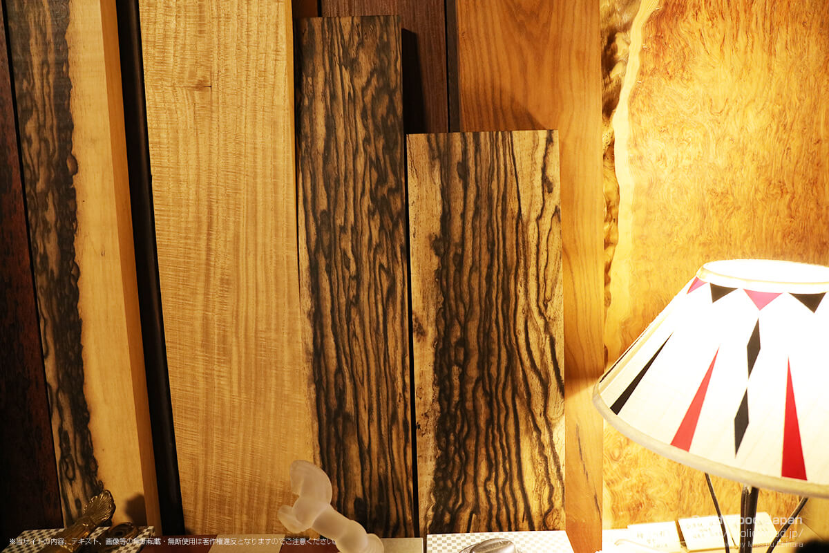 ステッキ専門店ラカッポの店内に飾られる銘木