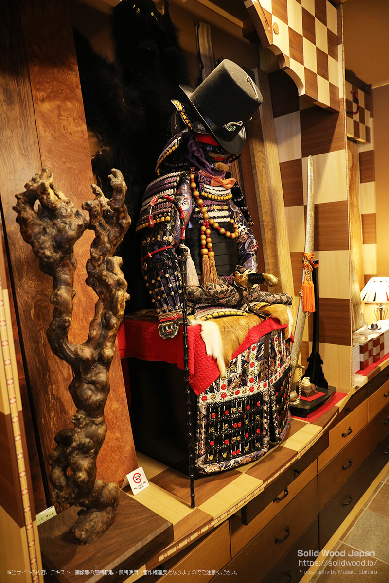 ステッキ専門店ラカッポの店内に飾られる鎧