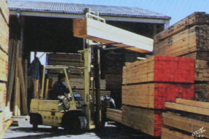 フォークリフトを使い商品管理する材木問屋。