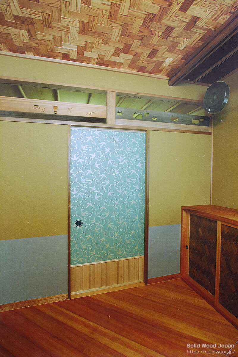 茶室立礼室（りゆうれいしつ）の天井網代組例（杉赤身材と白杢材のコンビで使った例）
