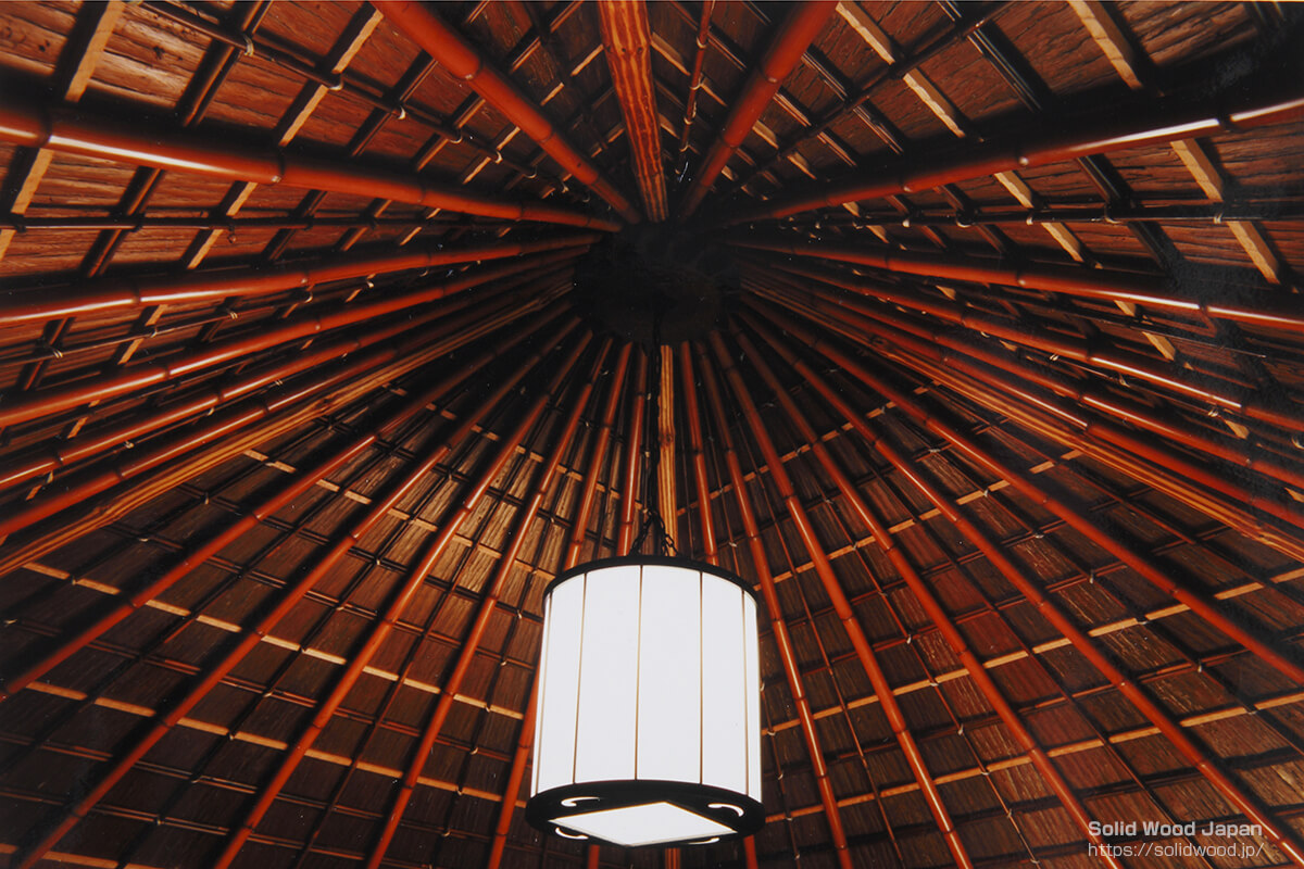 傘天井（かさてんじょう）中央に、水車小屋の歯車を利用した例