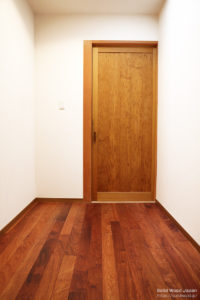 栗（くり）の板全体に虫喰いがある珍しい材を活用して造られた扉