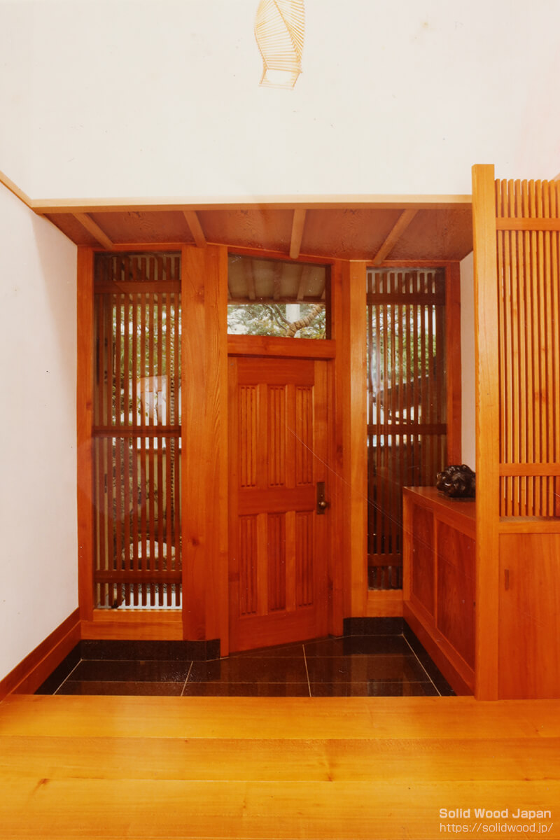 欅（ケヤキ）尽くしの入口部分（廊下も巾広の欅（ケヤキ）柾材を使っ 