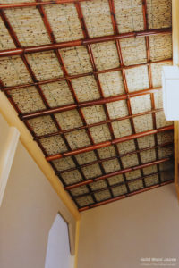 ビル内の茶室の天井（掛け込み天井に使用している材は、庭に生育している砥草（とくさ）を編んだ天井材）