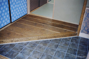 別荘の玄関入口に敷き込んだ中巾の栗材（同材の上り框（カマチ）の名栗材）