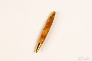 細かい”楠”のバール材を用いたペン製作
