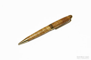 栗コブ材の面白い杢目から製作された木軸ペン