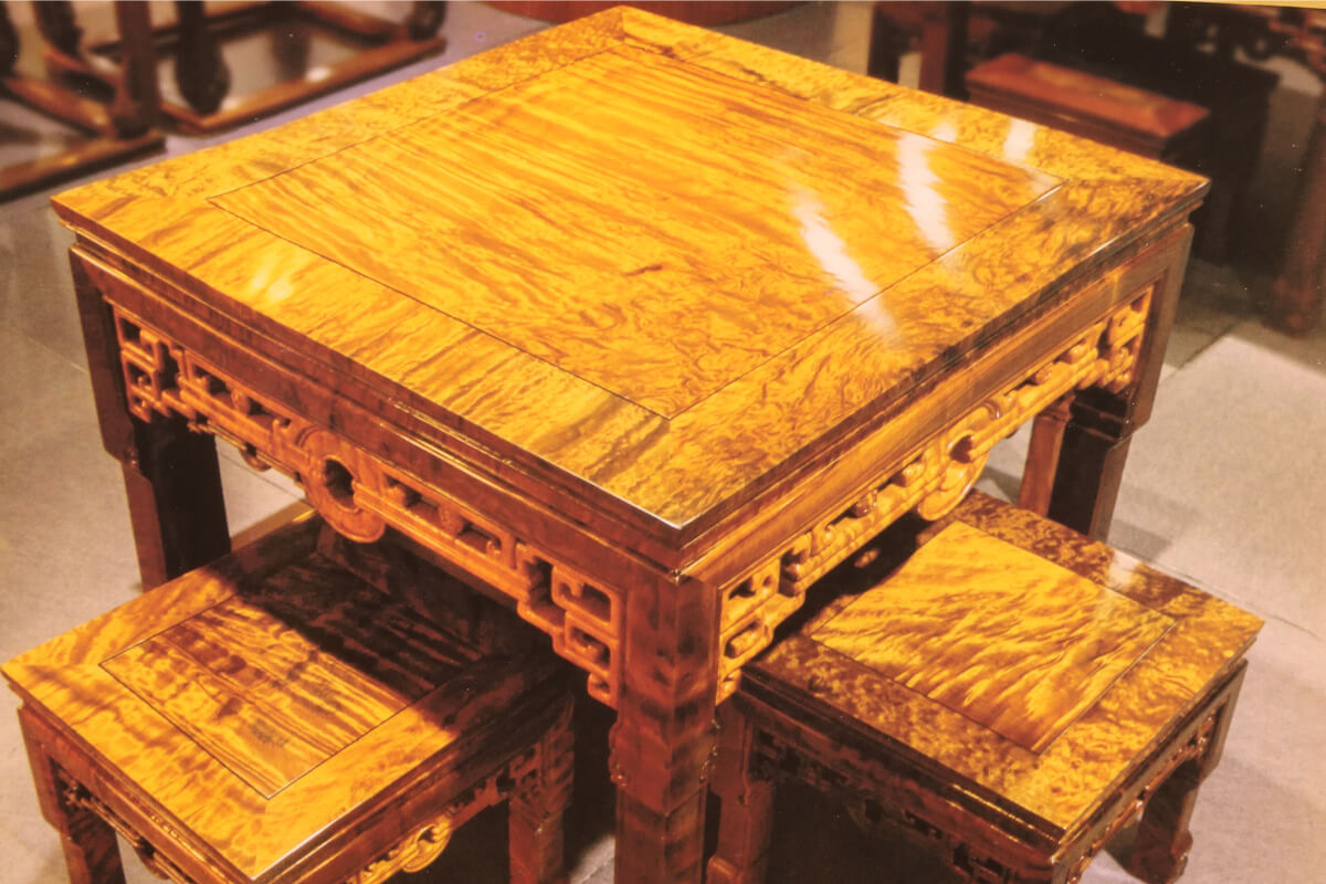 金糸楠木（きんしなんぼく）の材で製作された家具セット