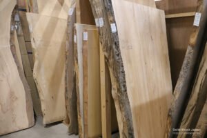 一枚板専門店「木の店木楽」の倉庫