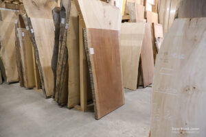 一枚板専門店「木の店木楽」の倉庫