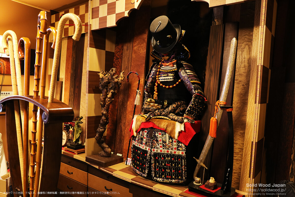 オーダーステッキ専門店ラカッポの店内に飾られる鎧
